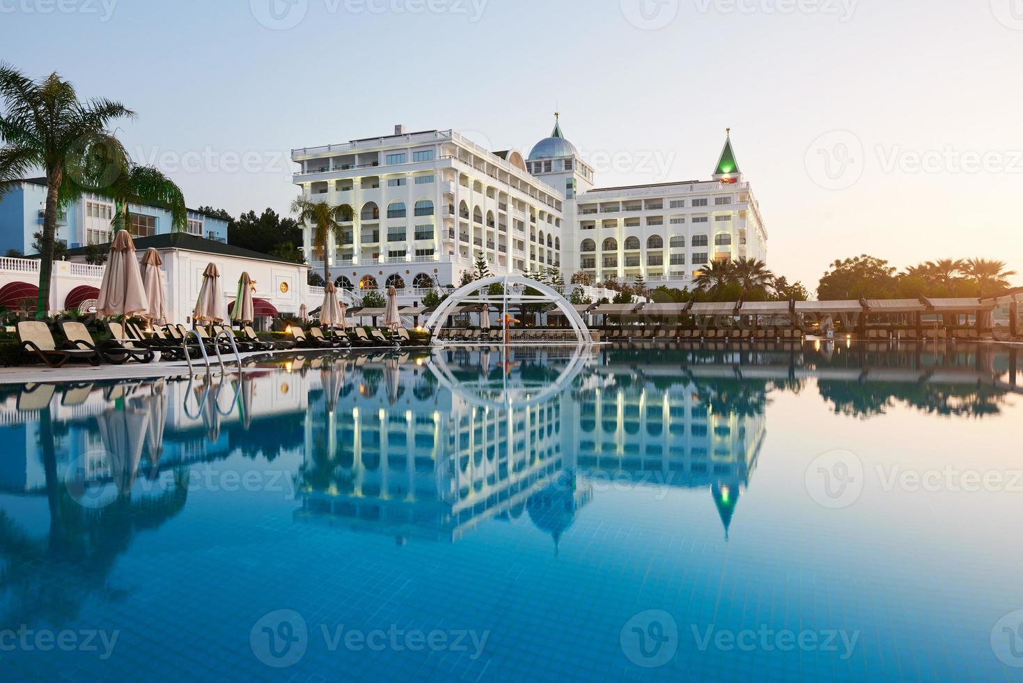 piscina e spiaggia di hotel di lusso. tipo complesso di intrattenimento. amara dolce vita hotel di lusso. ricorrere. tekirova-kemer foto