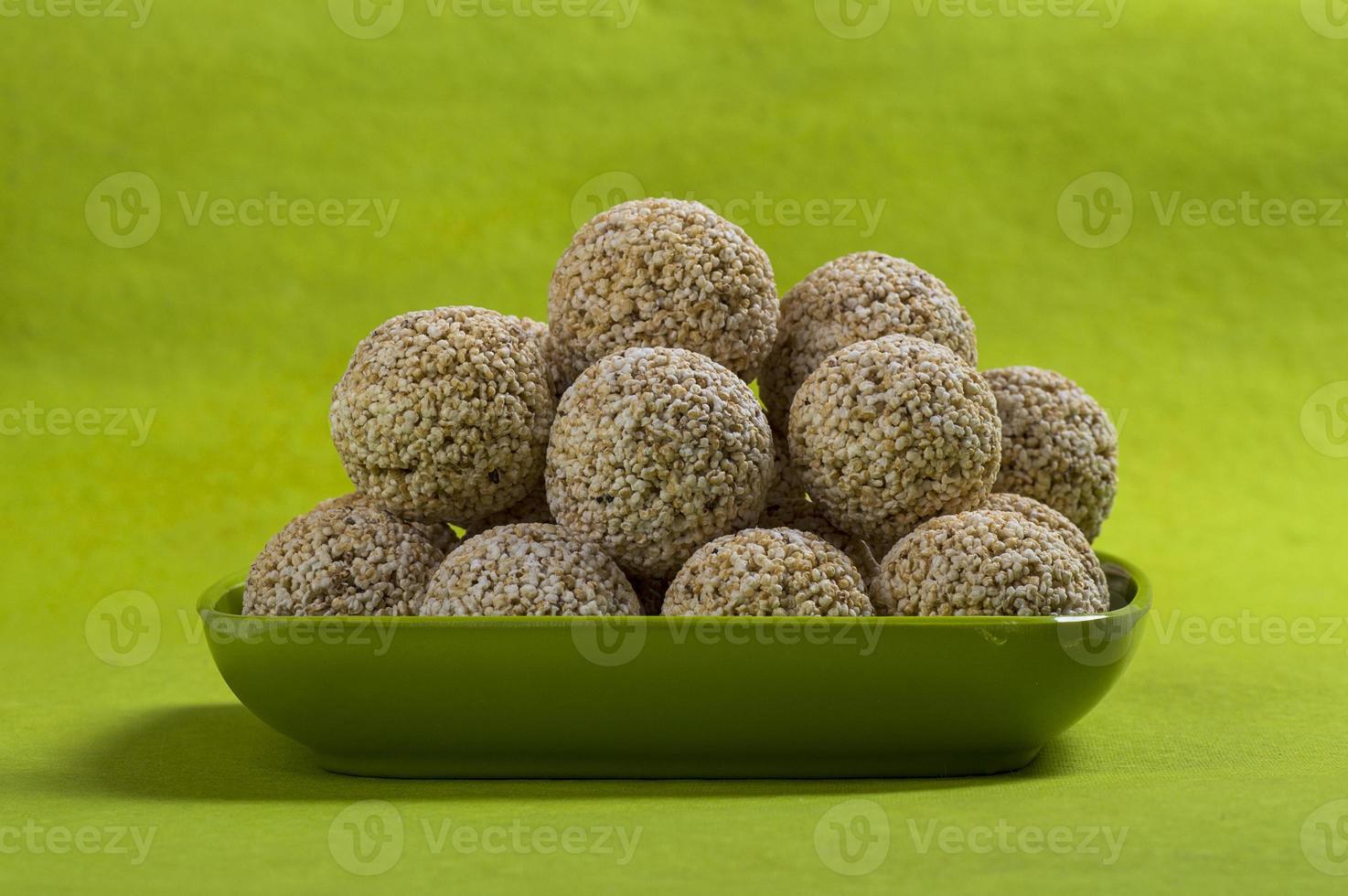 amaranto o rajgira laddu, cholai ke laddo in piatto verde su sfondo verde foto