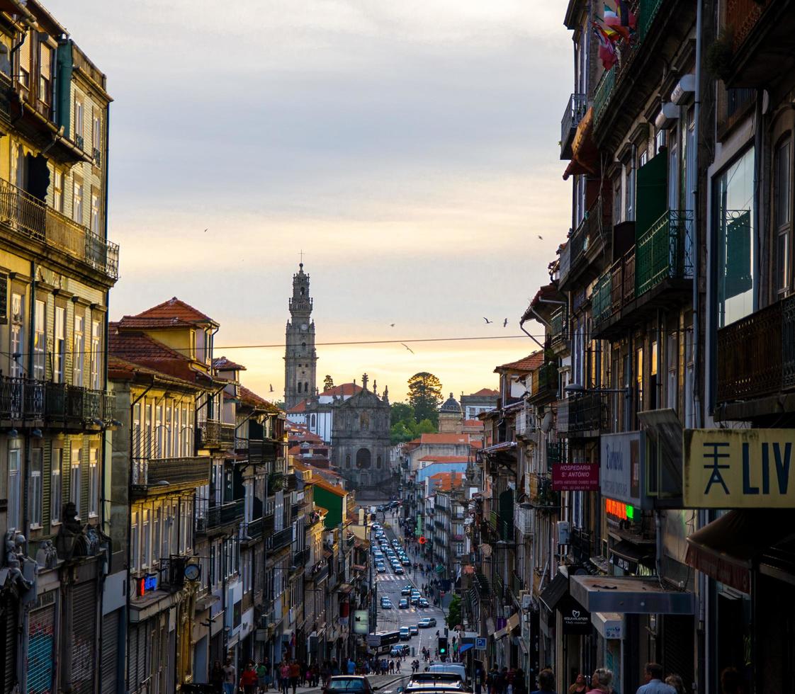 porto, portogallo - 24 giugno 2017 le persone stanno camminando per le strade del centro città vicino alla stazione di sao bento durante il giorno della città foto