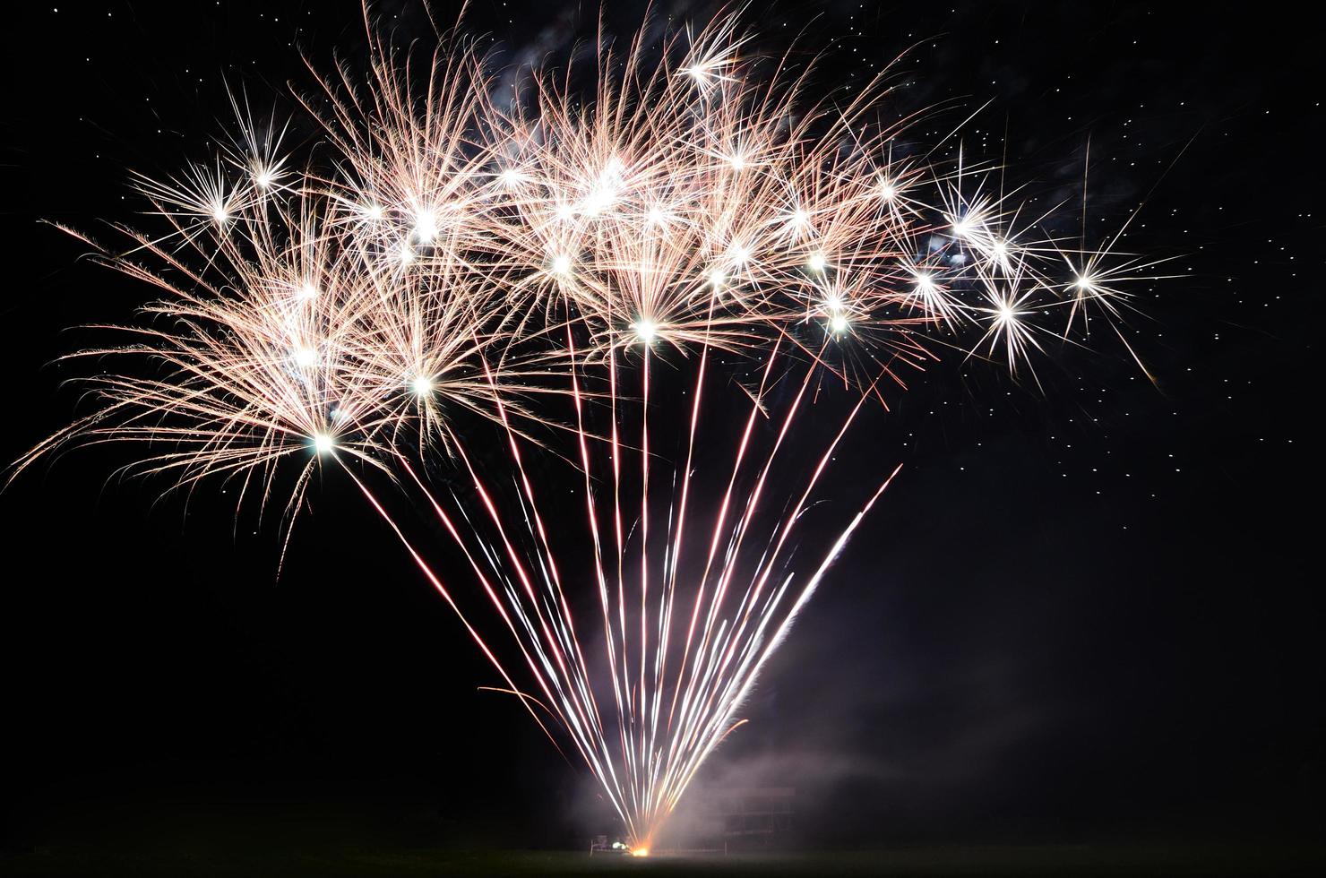 grande fuoco d'artificio luminoso ad un evento foto