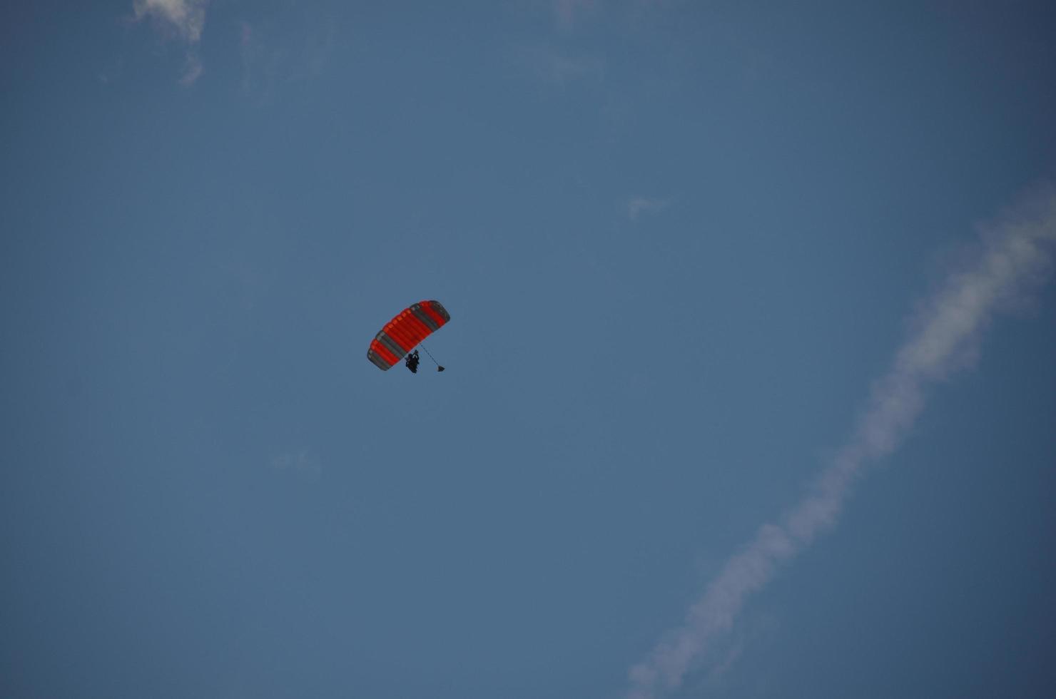 paracadutista sul cielo foto