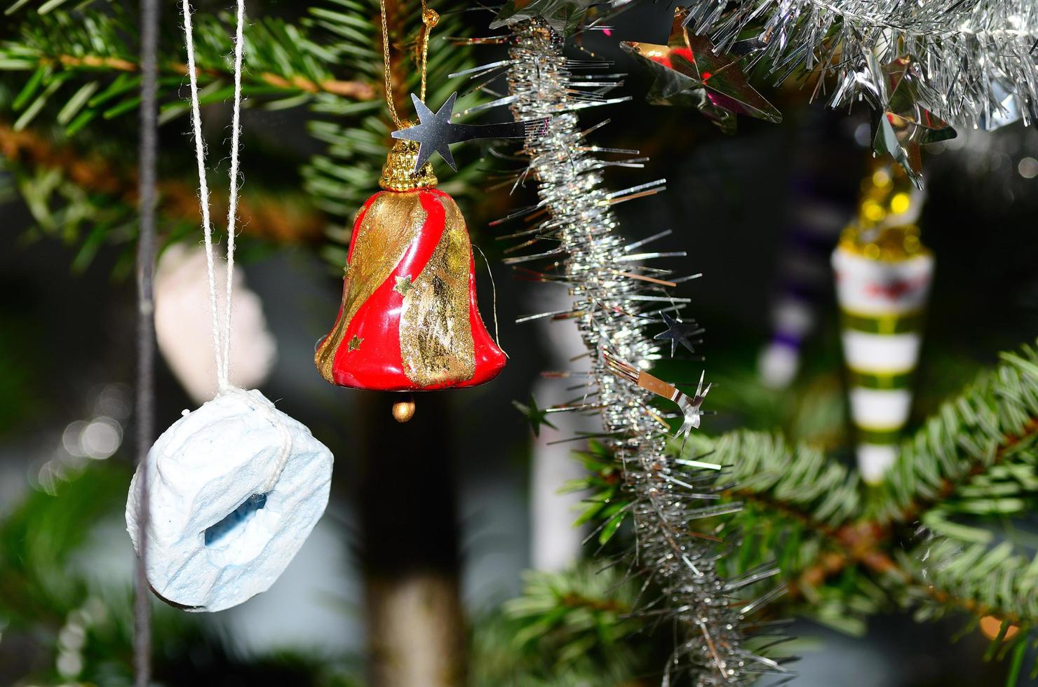 campana sull'albero di natale foto