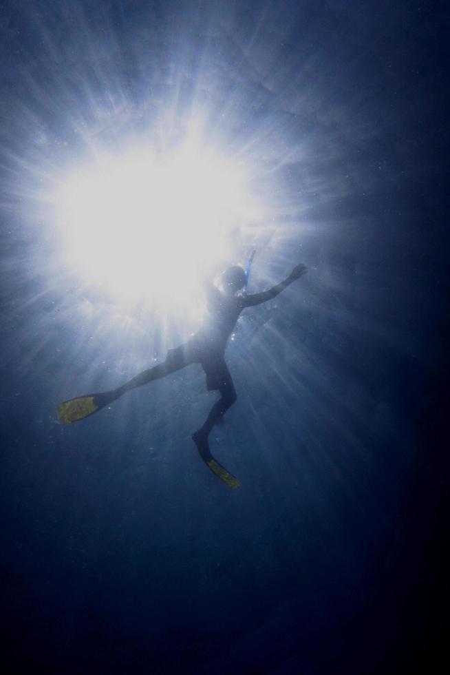 snorkeling in mare con il sole foto