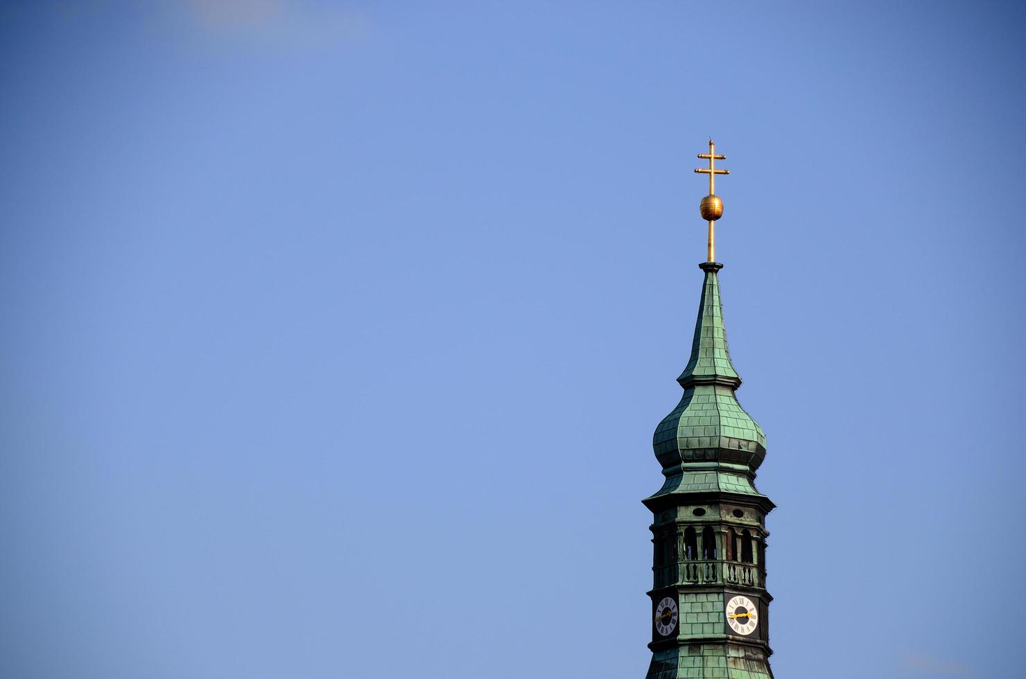 campanile della chiesa e cielo blu foto