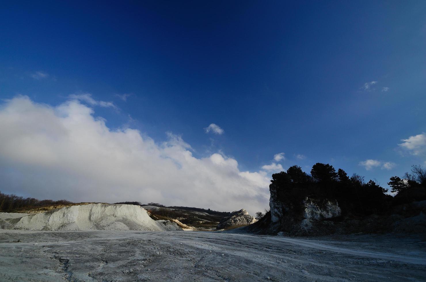 rottura calcarea con rocce e bosco foto