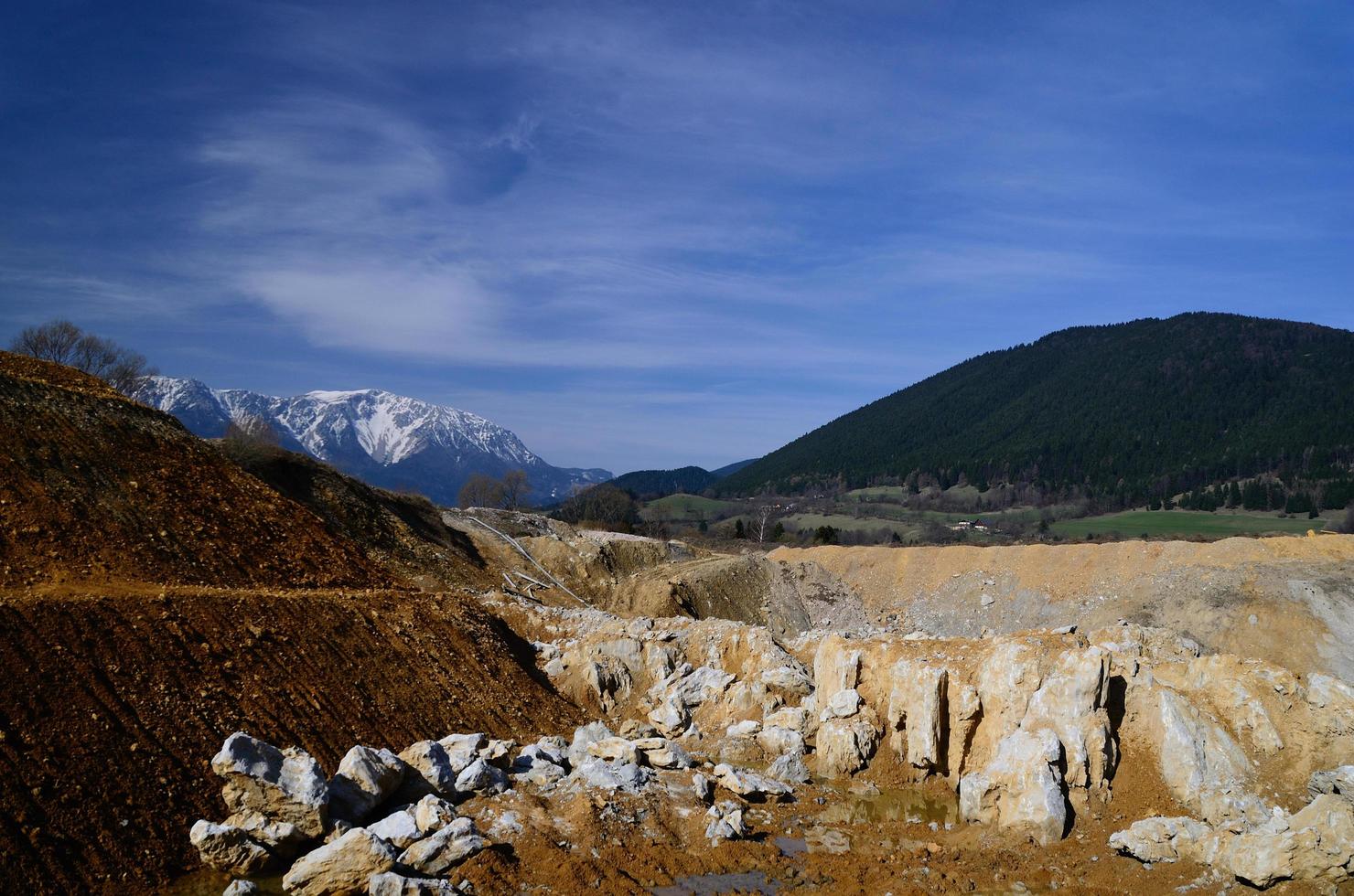 cava e montagna innevata foto