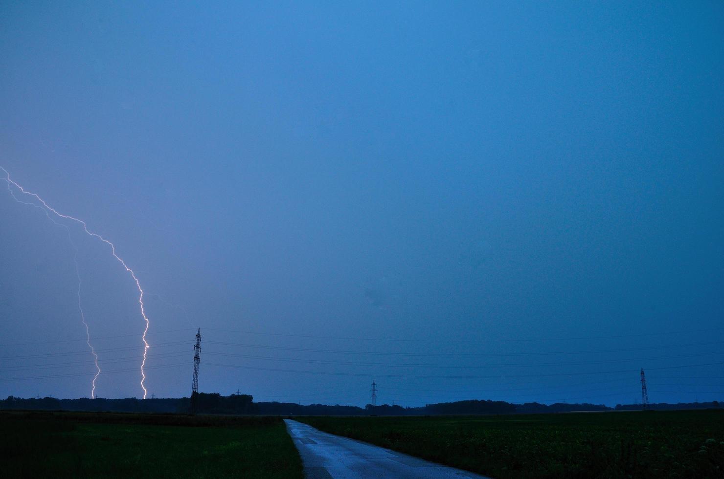 fulmine a terra foto