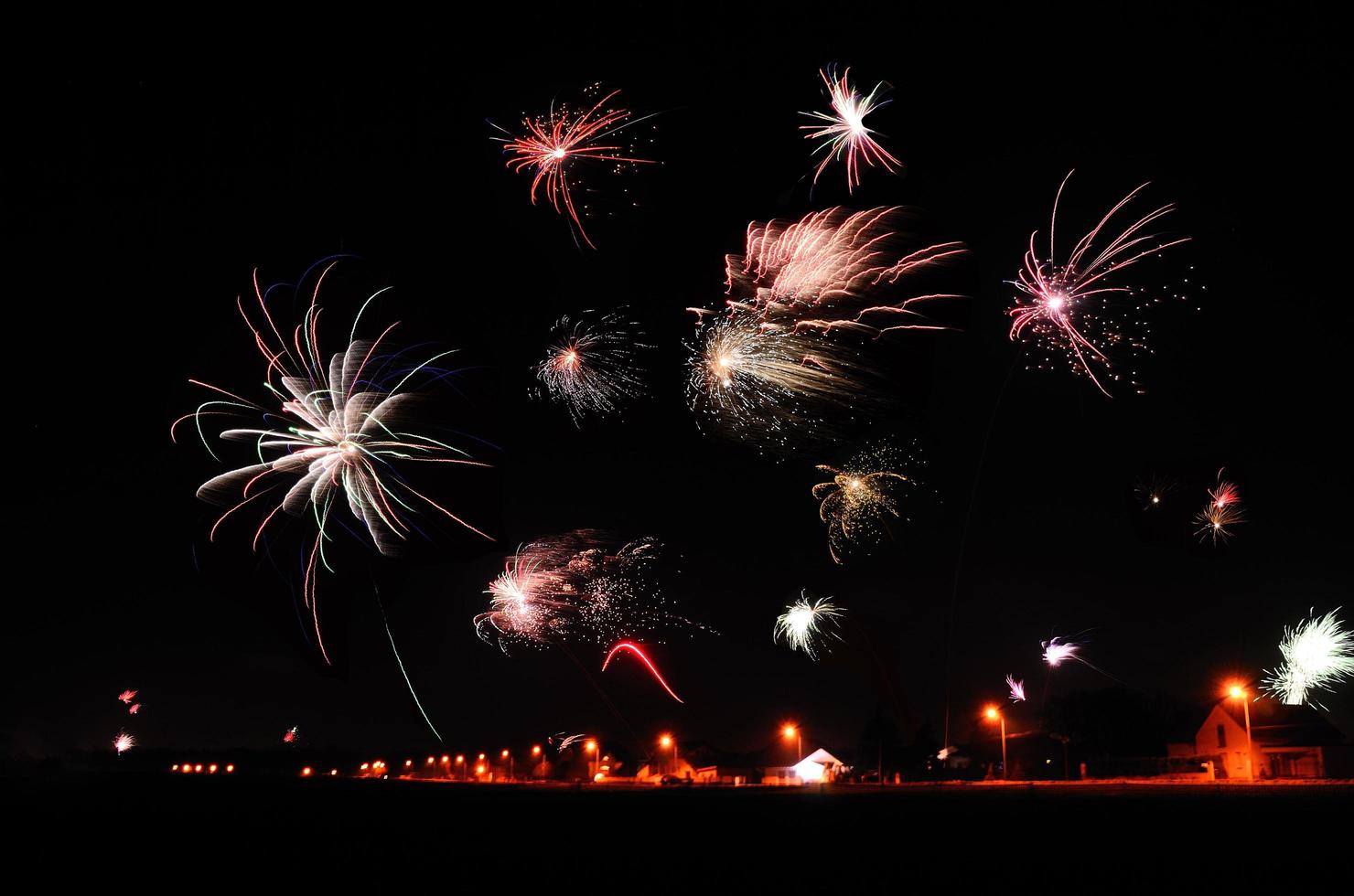 fuochi d'artificio colorati nella notte foto