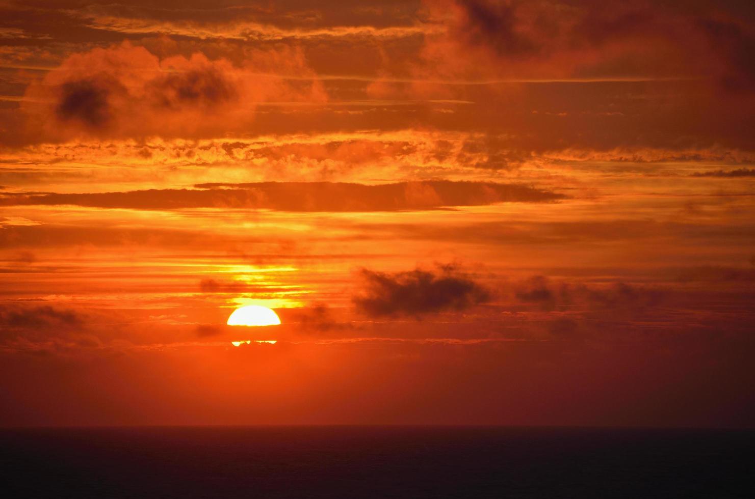 tramonto rosso in mare foto