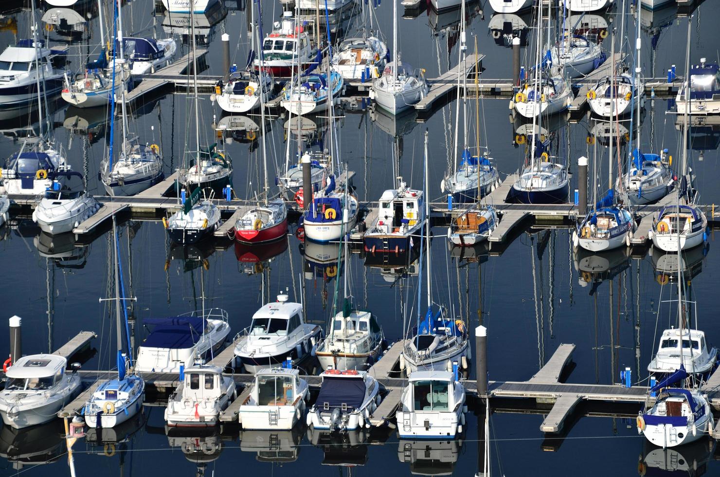 molte barche in un porto foto