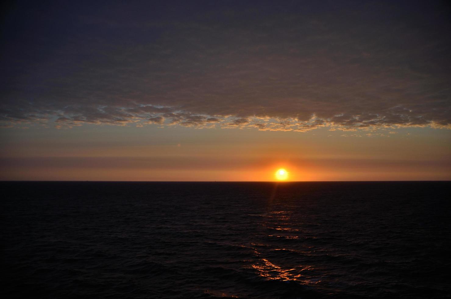 onde del sole e mare foto