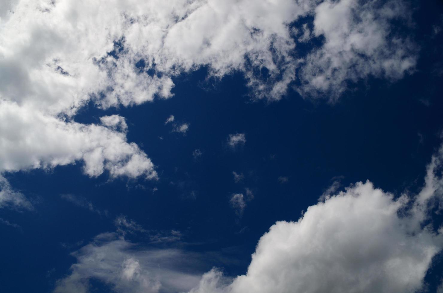 cielo blu e nuvole foto