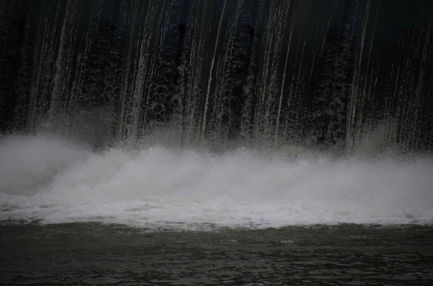 cascata sulla diga foto