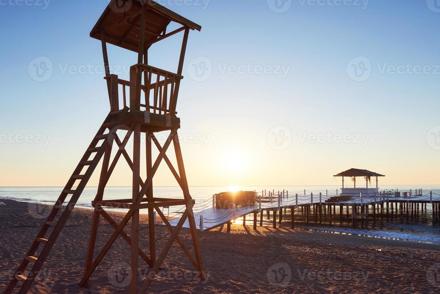 cabina in legno da spiaggia per guardia costiera foto