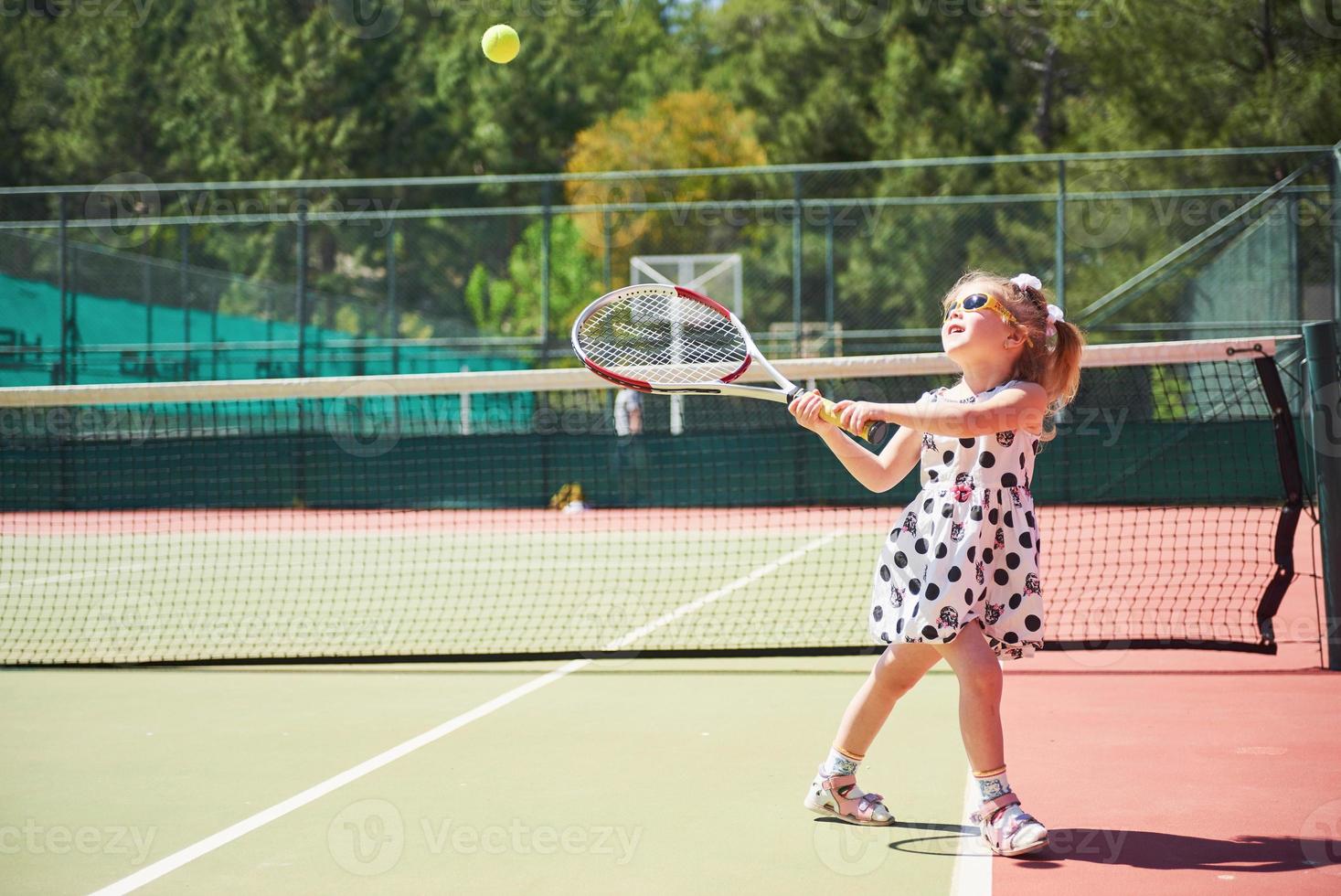 ragazza carina che gioca a tennis e posa per la fotocamera foto