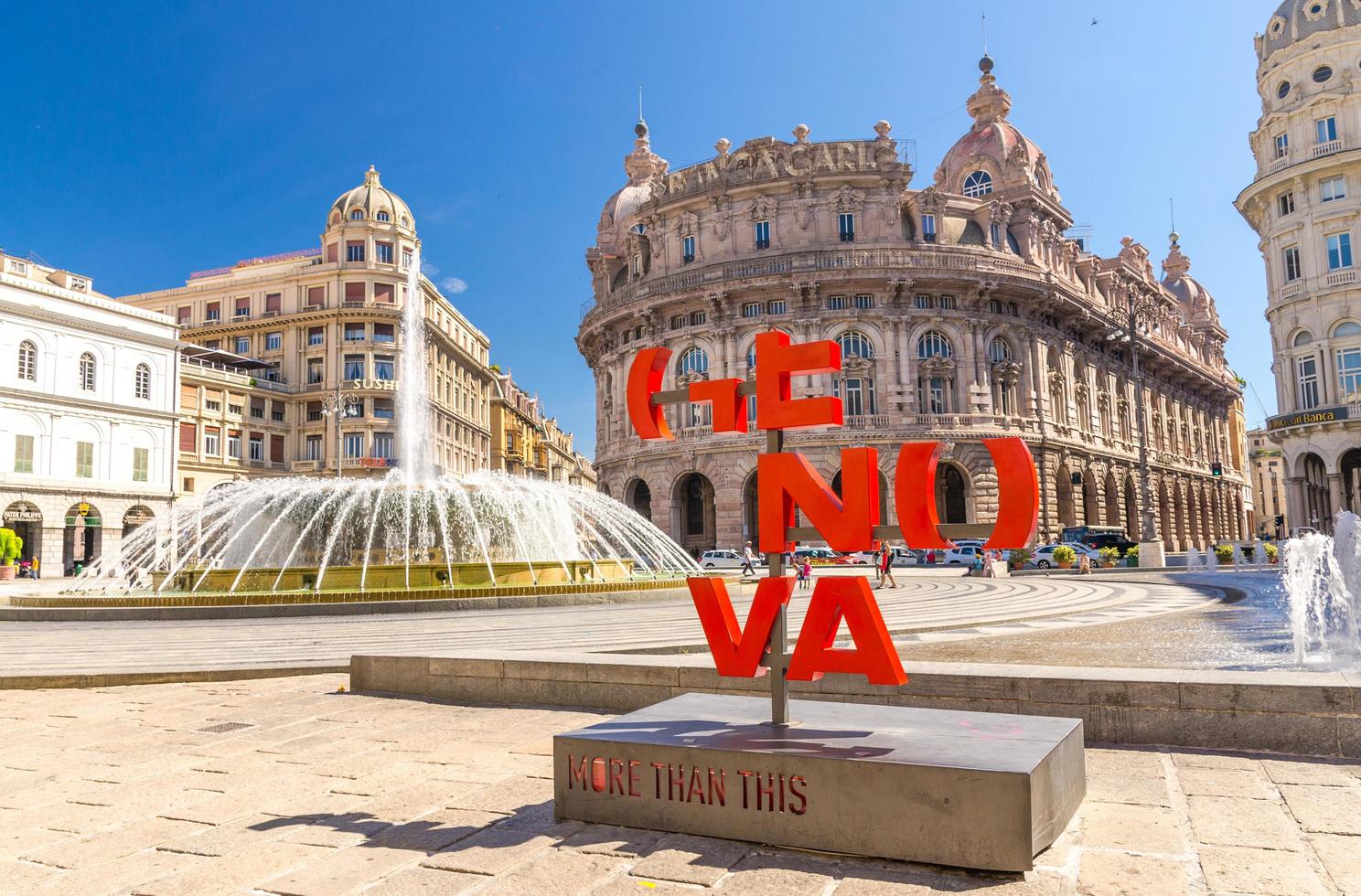 genova, italia, 11 settembre 2018 lettere rosse genova più di questo slogan su piazza de ferrari, fontana e palazzo della nuova borsa palazzo in stile barocco nel centro storico, liguria foto