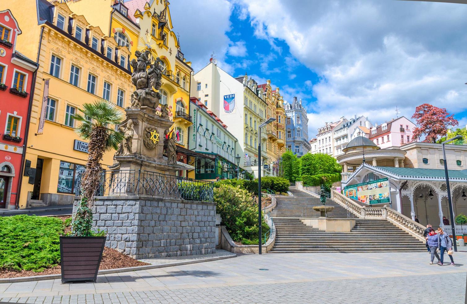 karlovy vary, repubblica ceca, 10 maggio 2019 colonna della santa trinità vicino al colonnato del mercato foto