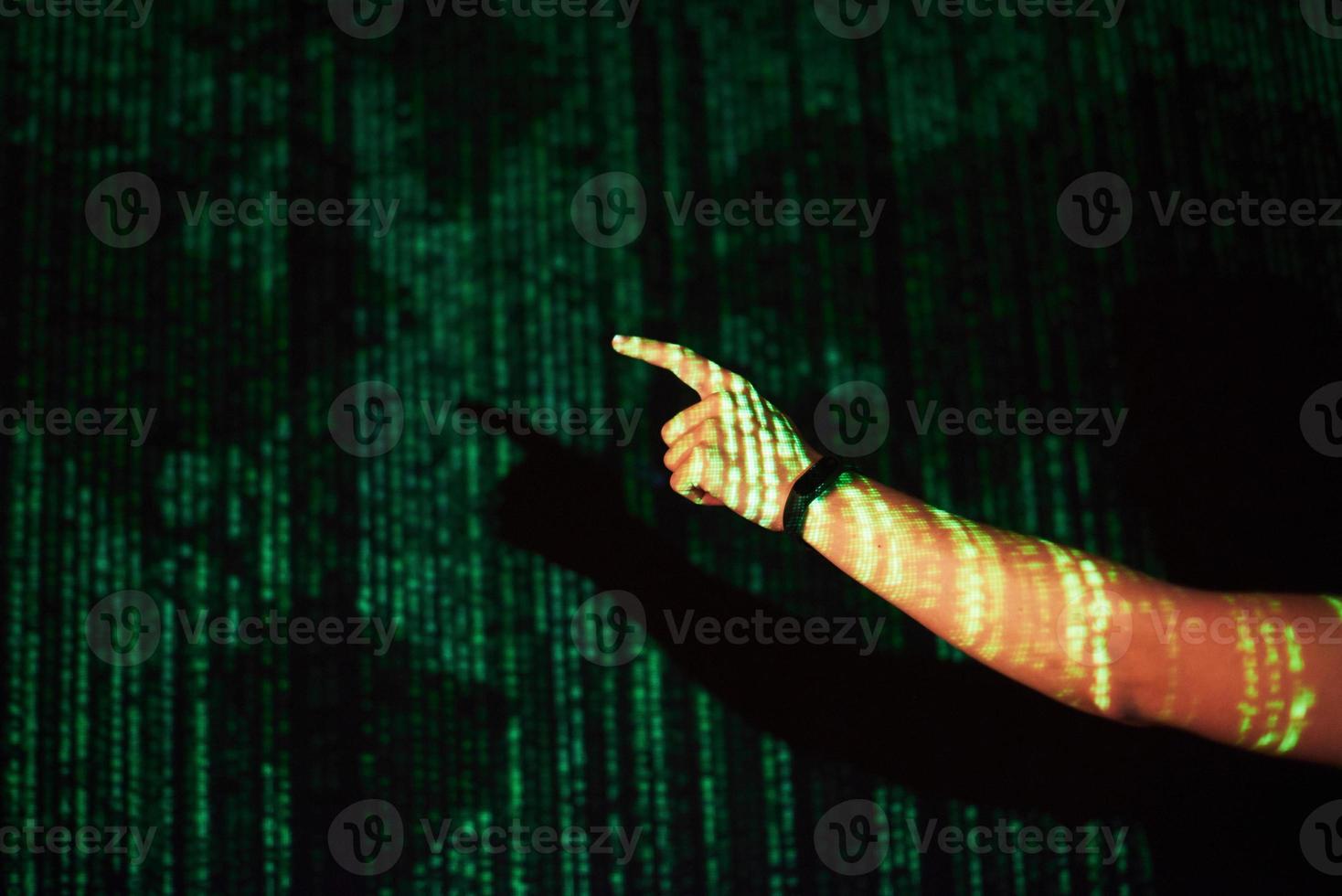 la doppia esposizione di un uomo caucasico e le cuffie vr per realtà virtuale sono presumibilmente un giocatore o un hacker che decifra il codice in una rete o un server sicuro, con righe di codice foto