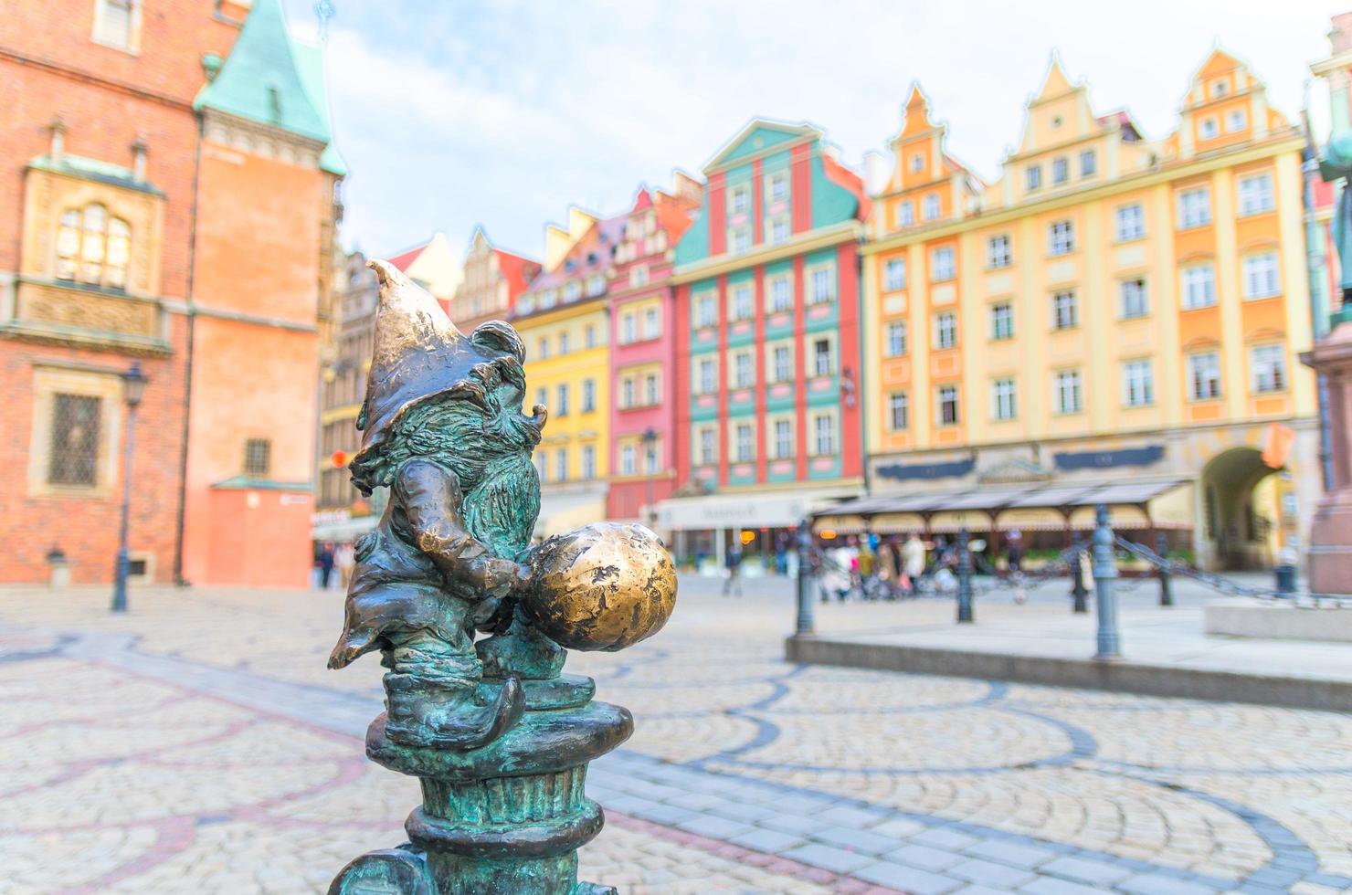 Wroclaw, Polonia, 7 maggio 2019 il nano è seduto sul rubinetto dell'acqua di strada sulla piazza del mercato di Rynek foto