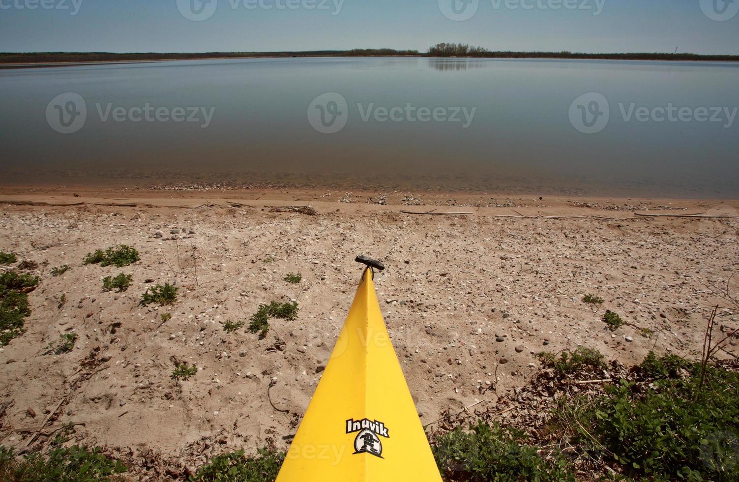 kayak sulla spiaggia del lago winnipeg foto