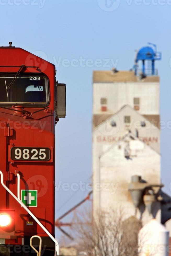 elevatore del grano e treno saskatchewan foto