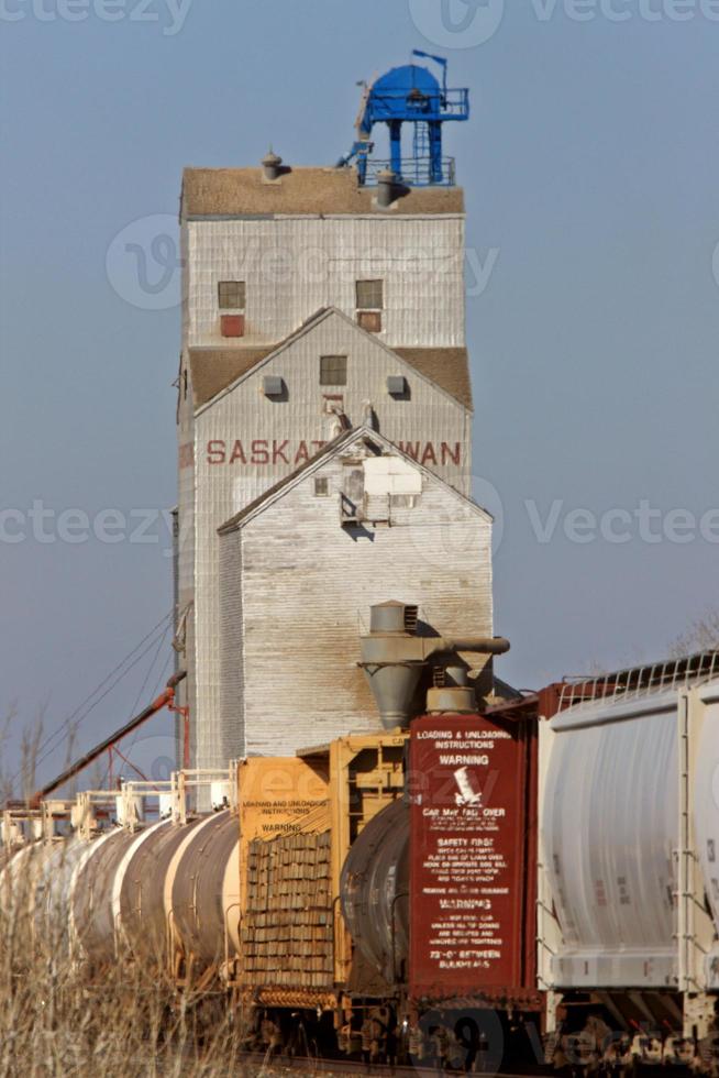 elevatore del grano e treno saskatchewan foto