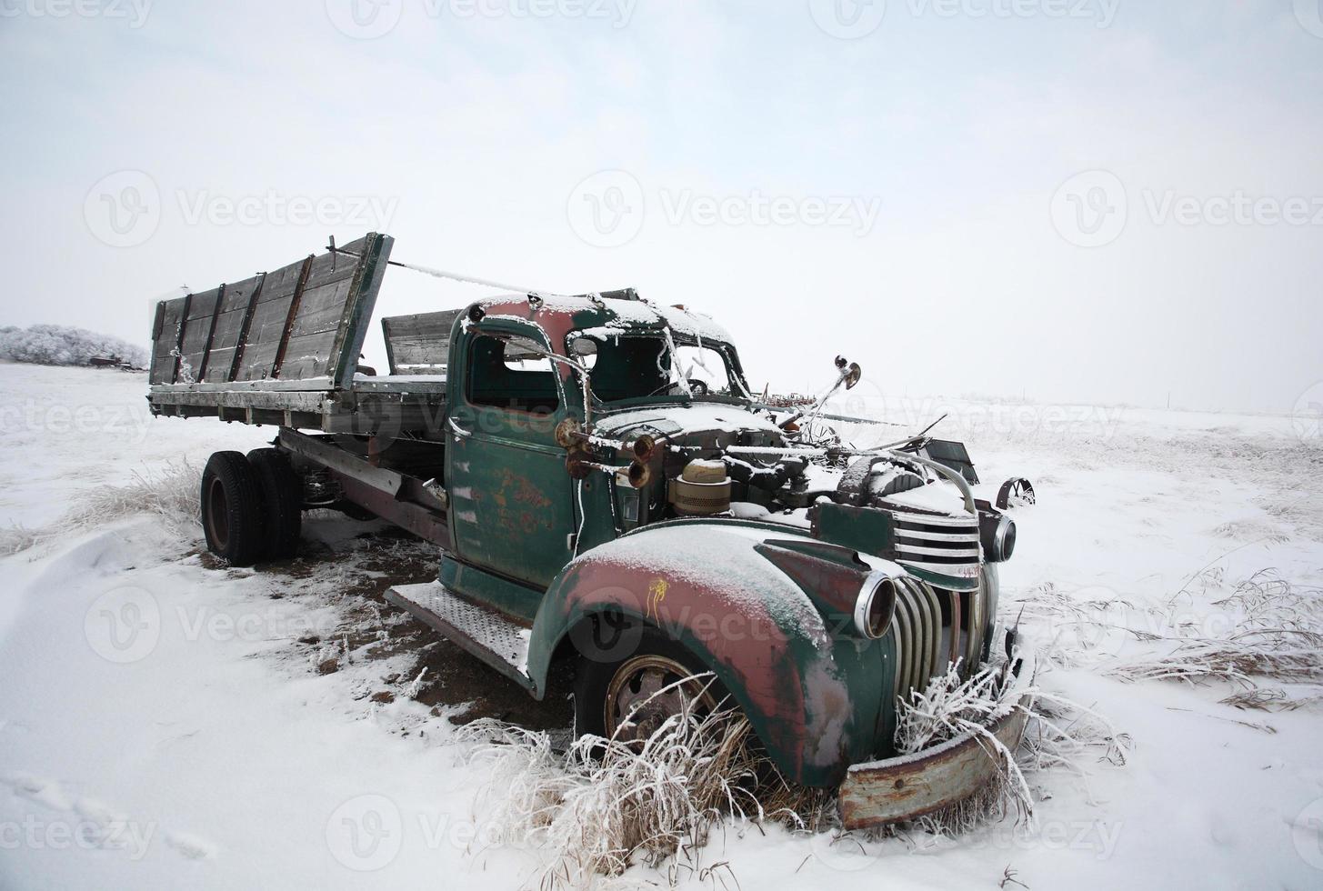 abbandonato il vecchio camion della fattoria in inverno foto