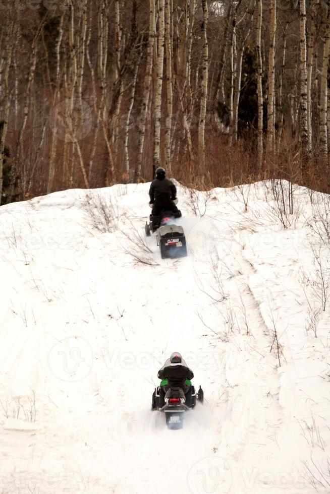 due persone fuori per un giro in skidoo foto