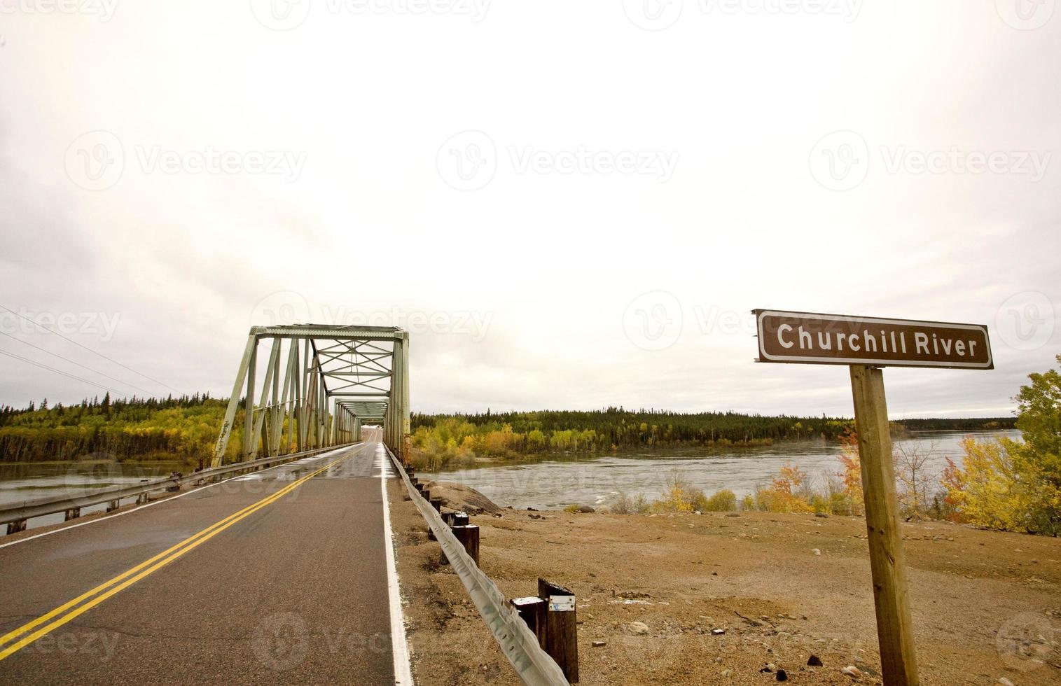 ponte sul fiume Churchill Manitoba settentrionale foto
