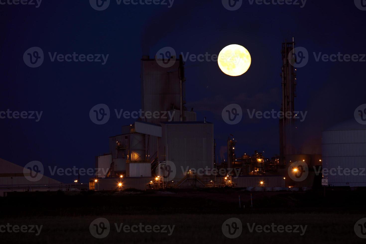 luna piena che sorge dietro lo stabilimento di saskferco nel saskatchewan foto