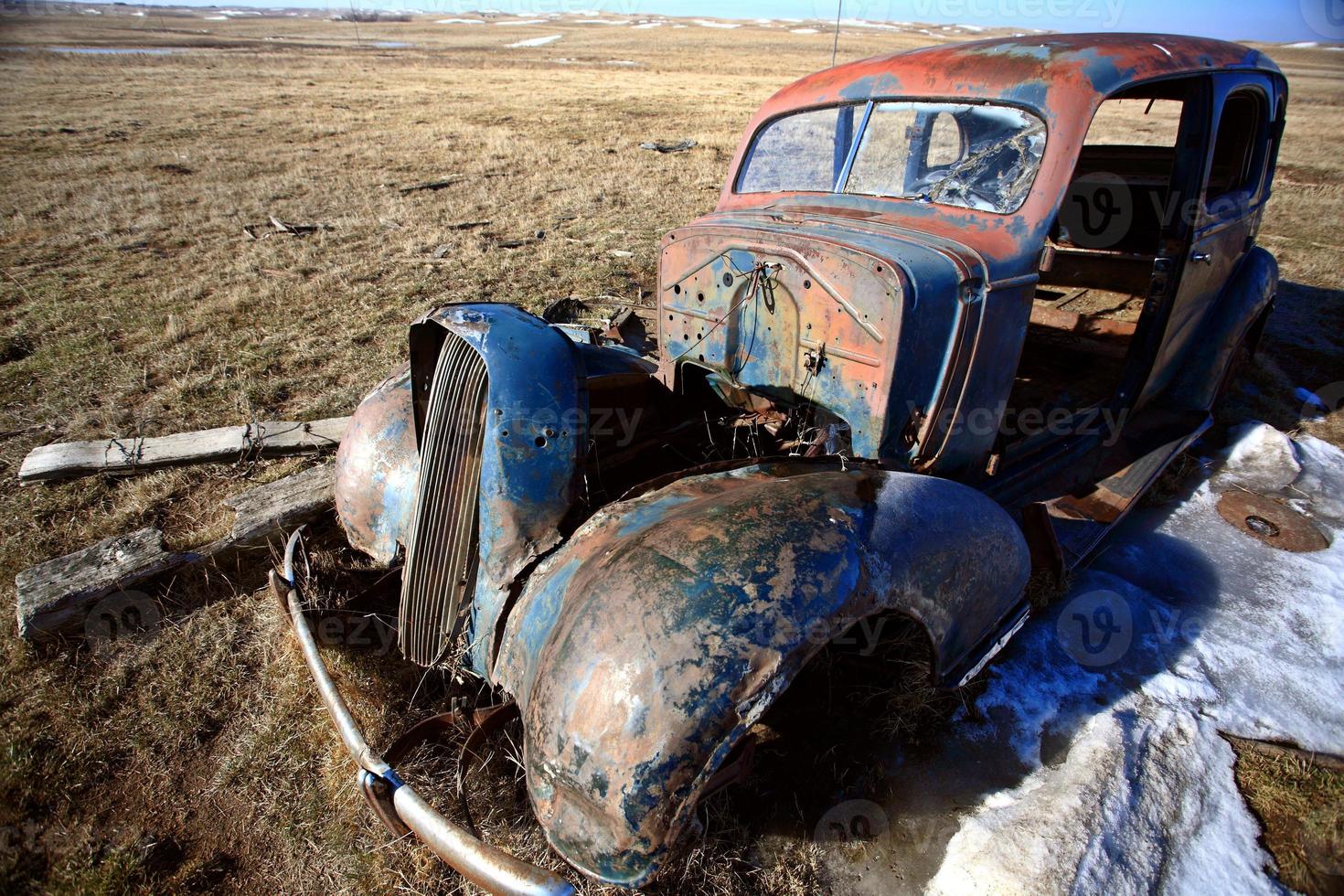 vecchia auto d'epoca nel campo saskatchewan foto