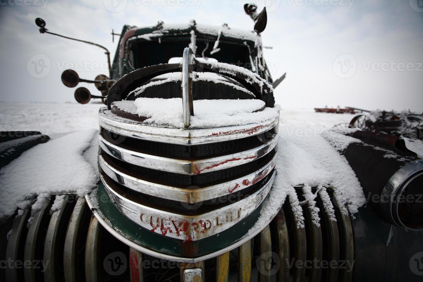 abbandonato il vecchio camion della fattoria chevrolet in inverno foto