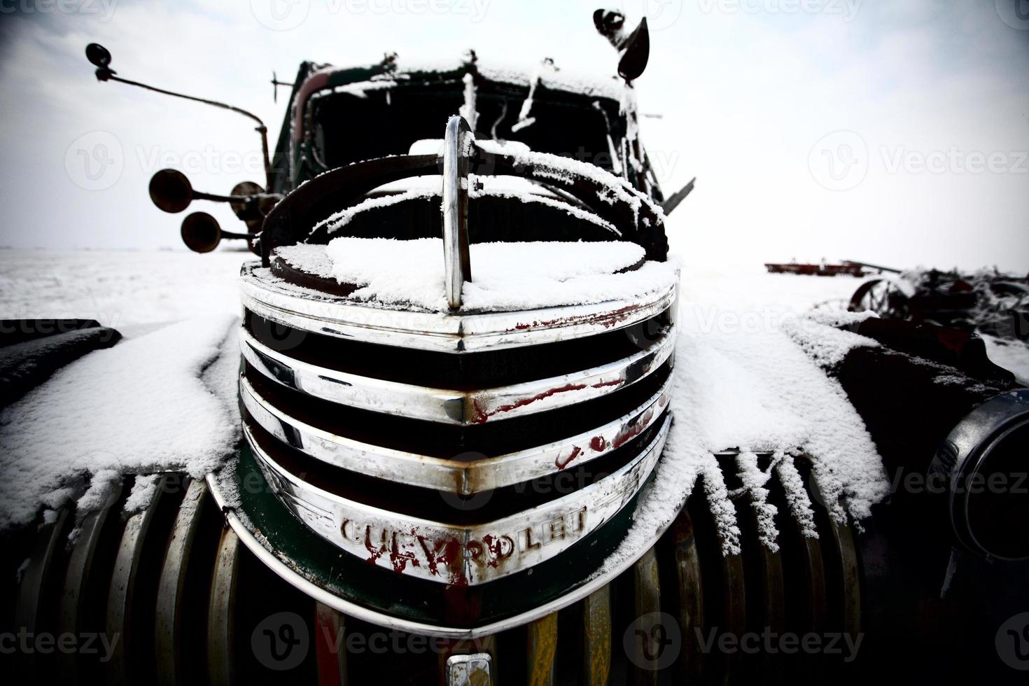 frontend di un camion abbandonato della fattoria olf in inverno foto