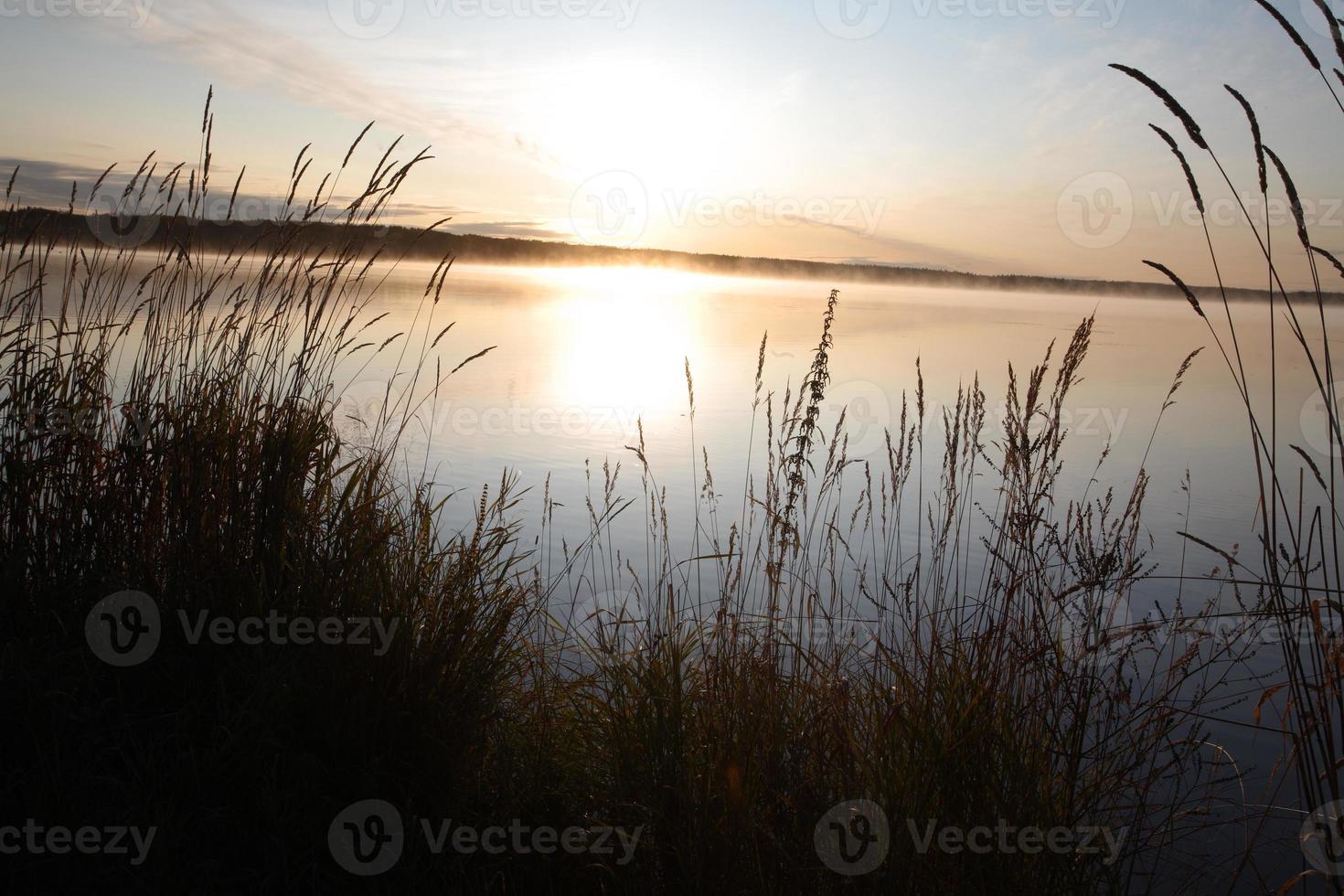 sole che sorge al lago codette in alberta foto