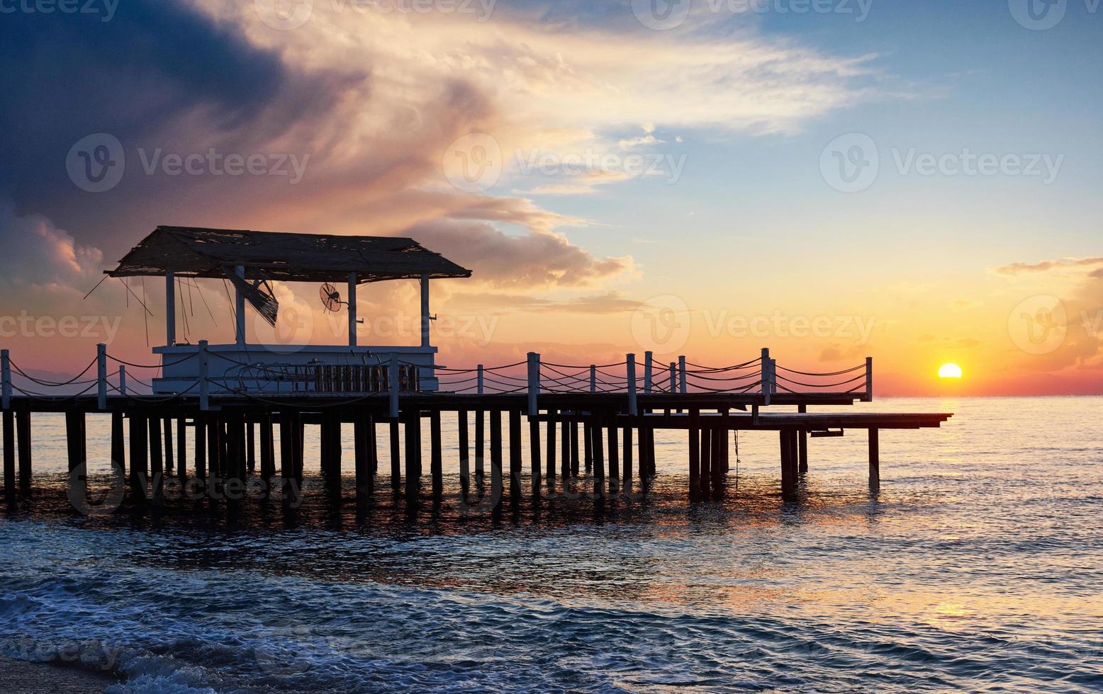 vista romantica del molo al tramonto utilizzato per lo sfondo naturale del mare. foto