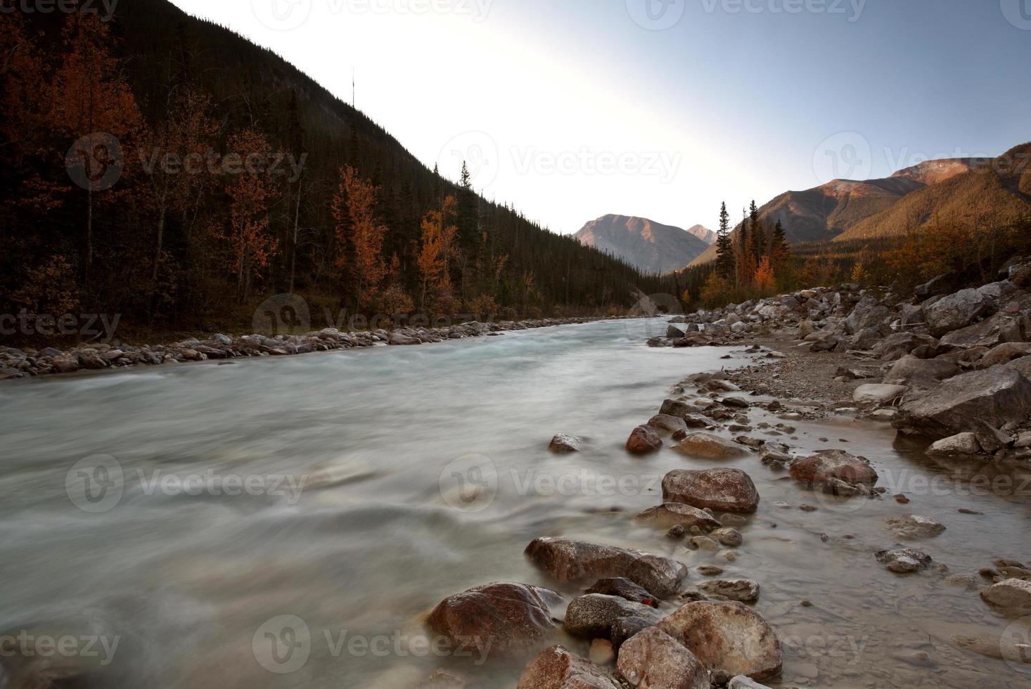 fiume liard in british columbia foto