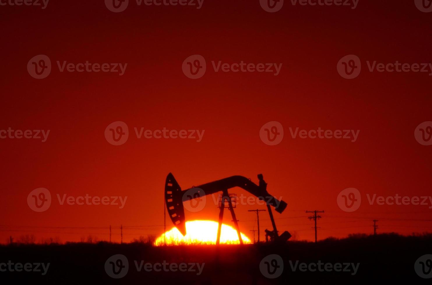 pompa dell'olio nel campo del saskatchewan al tramonto foto