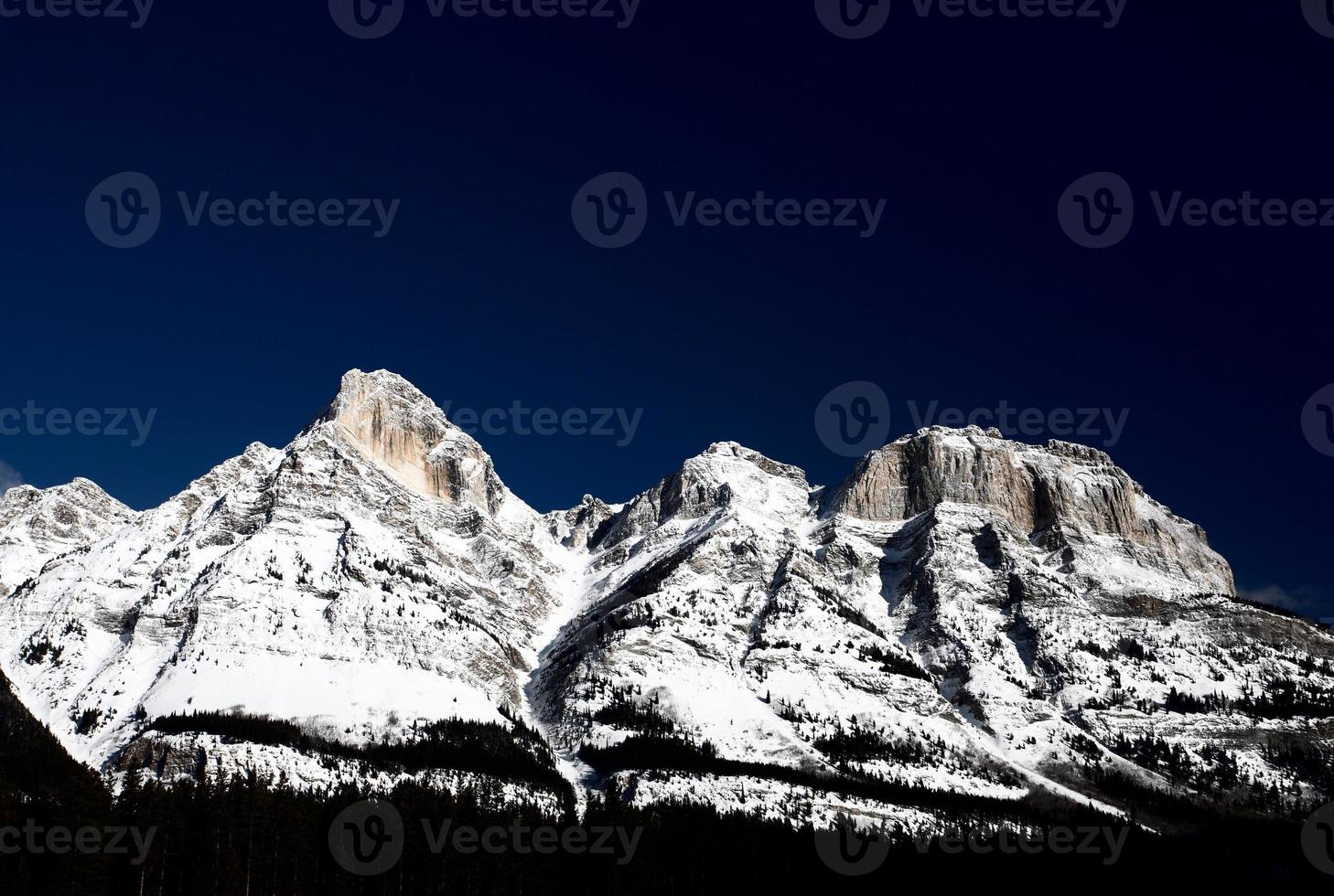 montagne rocciose in inverno foto