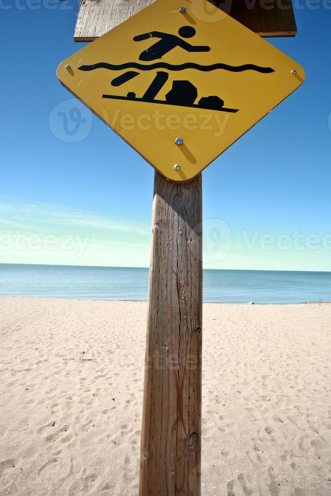 segnale di avvertimento per bagnanti lungo la spiaggia del lago winnipeg foto