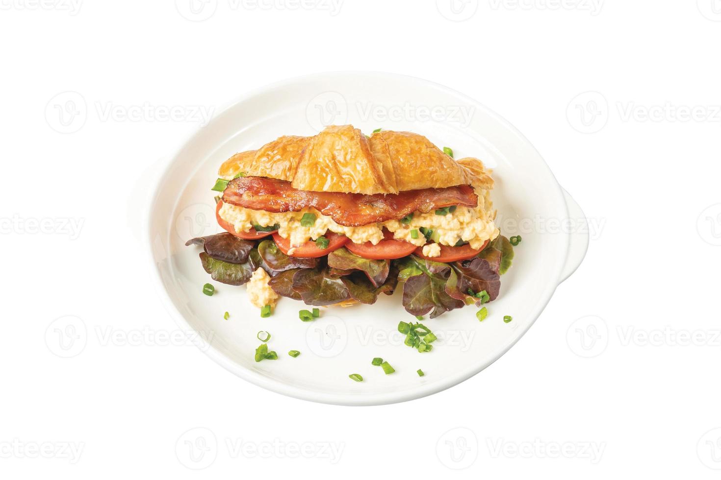 blt pancetta lattuga croissant sandwich al pomodoro con uova strapazzate foto