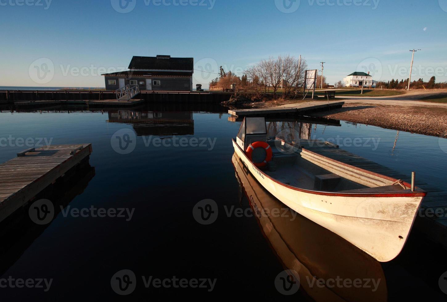 barca da pesca a hecla sul lago winnipeg foto