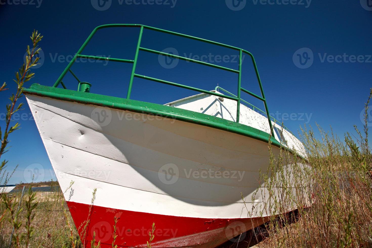 barca da pesca spiaggiata vicino a riverton manitoba foto