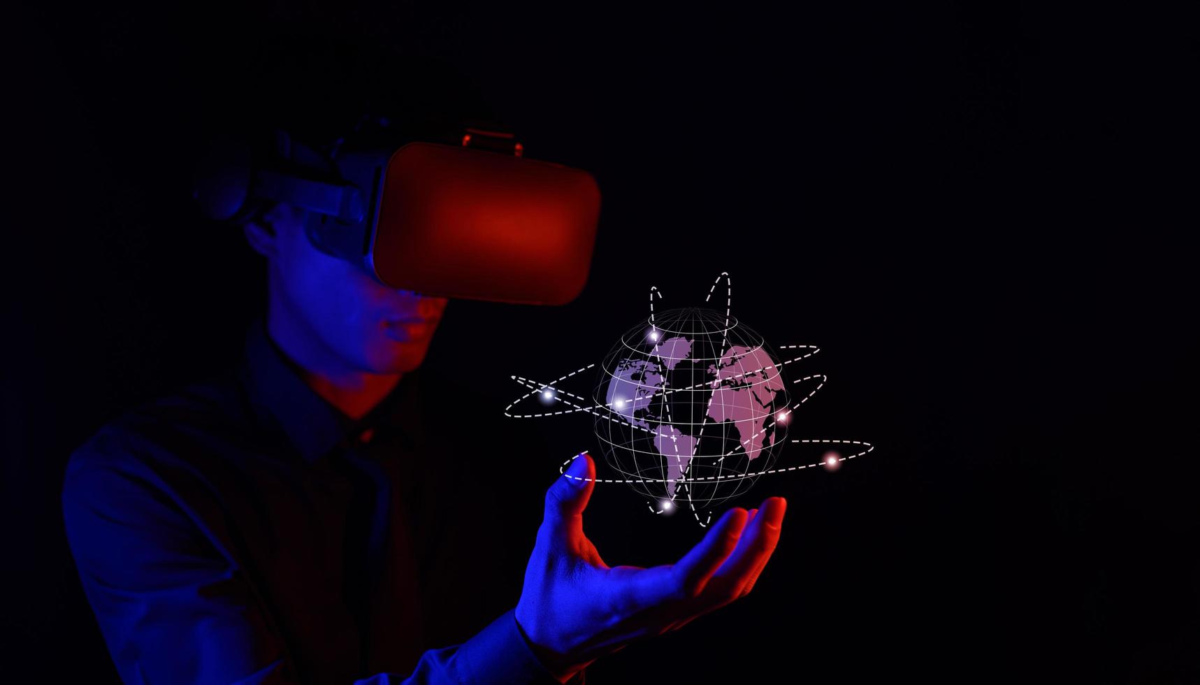 occhiali di realtà virtuale. realtà aumentata, gioco, concetto di tecnologia futura. vr simulato il mondo del vestito futuristico della postura del corpo del metaverso foto
