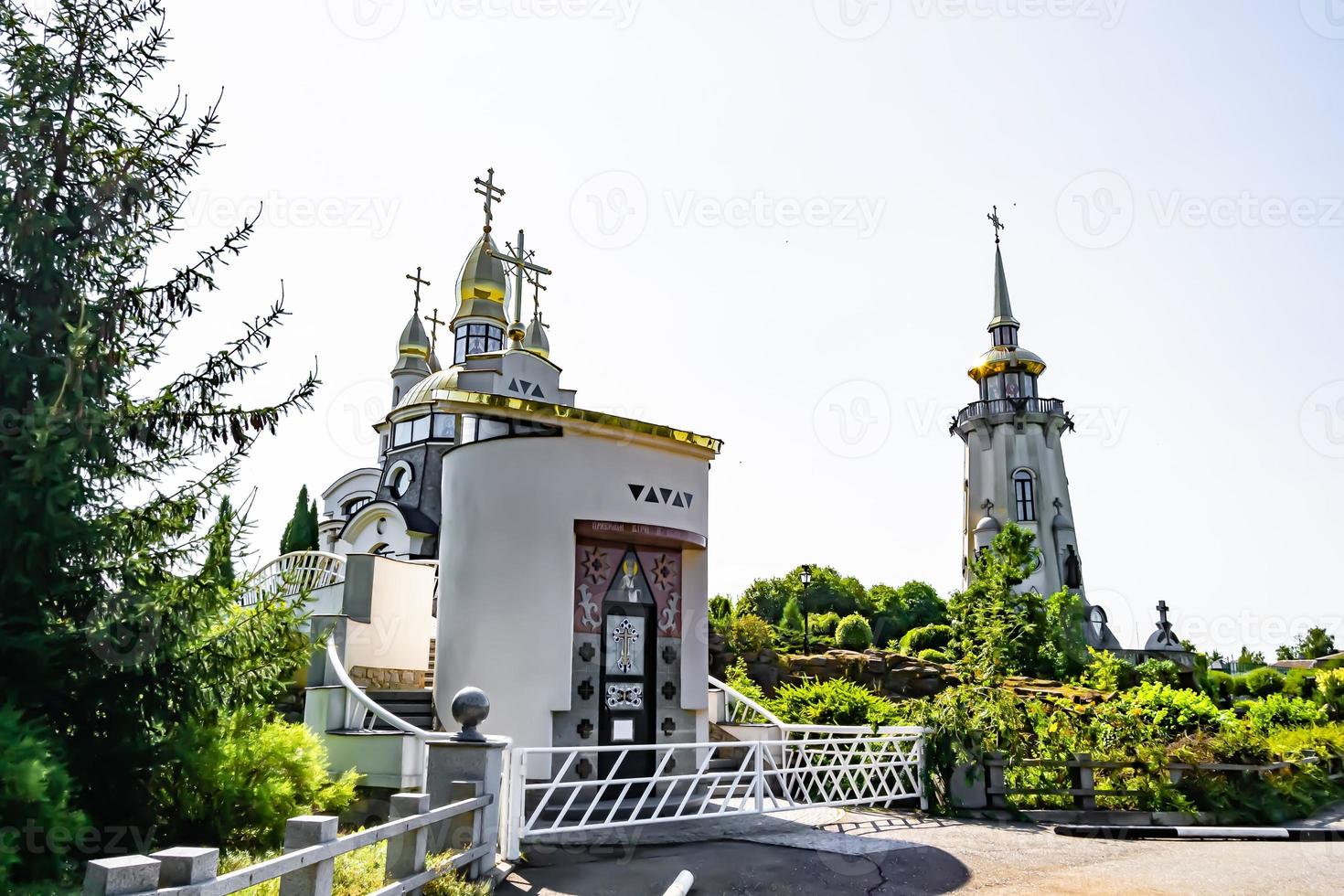 chiesa cristiana croce nell'alta torre del campanile per la preghiera foto