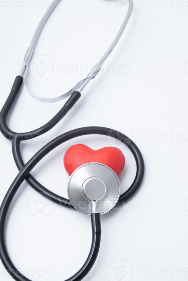 cuore rosso con stetoscopio medico. salute assicurativa o trattamento cardiaco, concetto di salute mentale foto