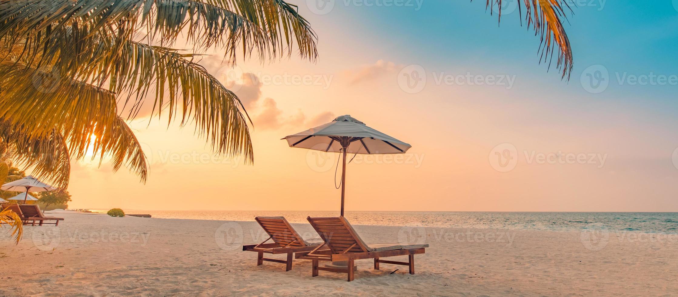 incredibile spiaggia romantica. sedie sulla spiaggia di sabbia vicino al mare. concetto di vacanza estiva per il turismo. paesaggio dell'isola tropicale. tranquillo paesaggio costiero, relax orizzonte balneare, foglie di palma foto