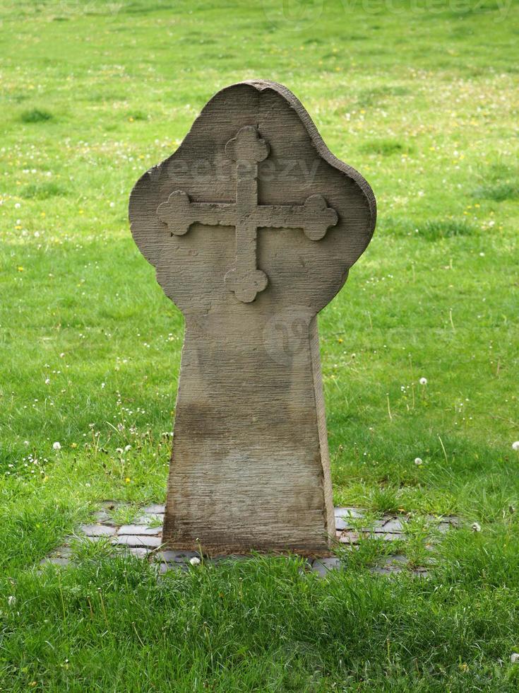 antica pietra tombale con croce foto
