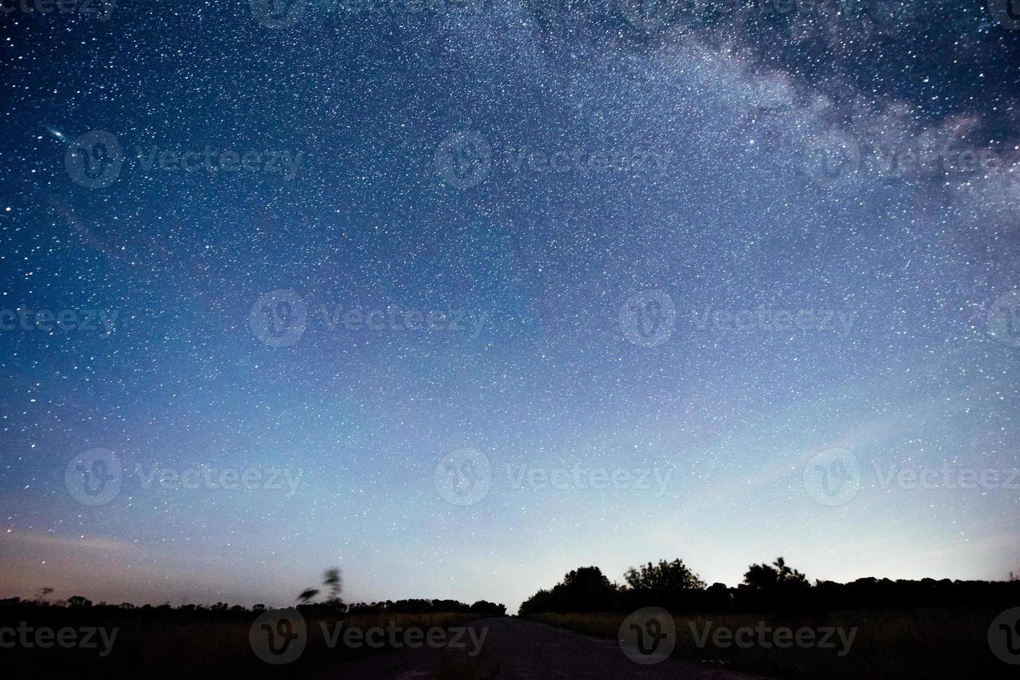 cielo notturno vibrante con stelle, nebulose e galassie. astrofotografia del cielo profondo foto