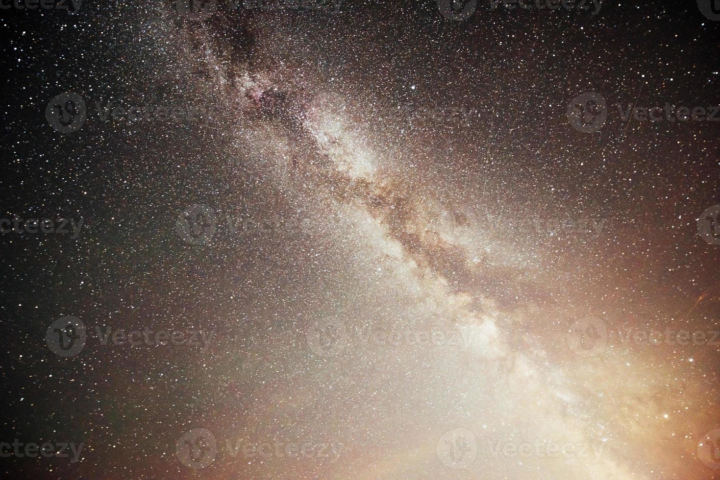 cielo notturno vibrante con stelle, nebulose e galassie. astrofotografia del cielo profondo foto