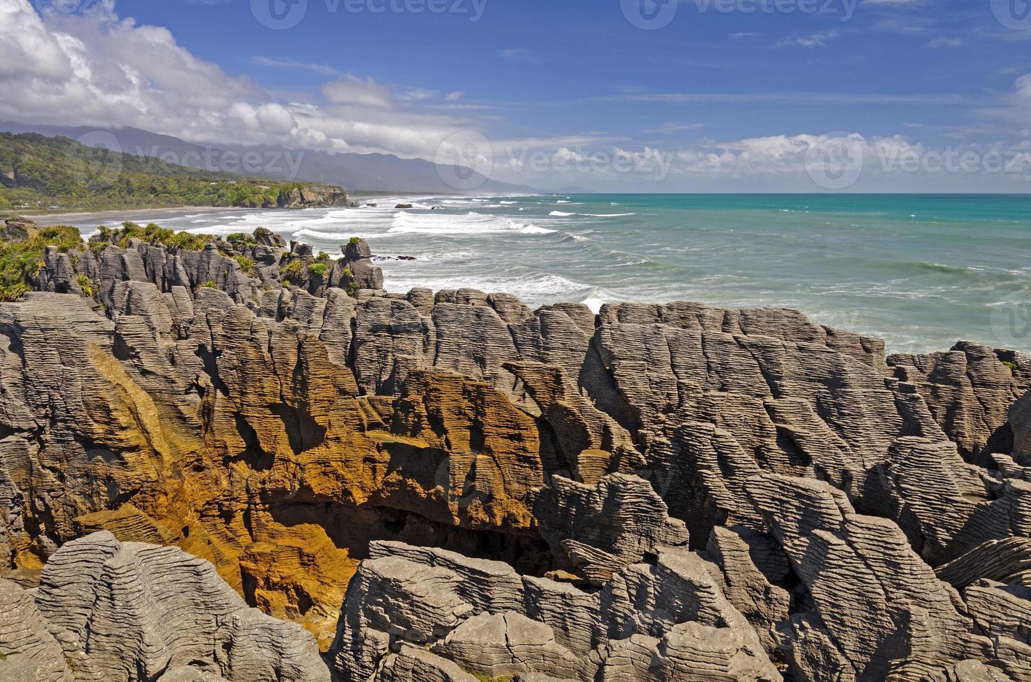 rocce oceaniche erose sulla costa foto